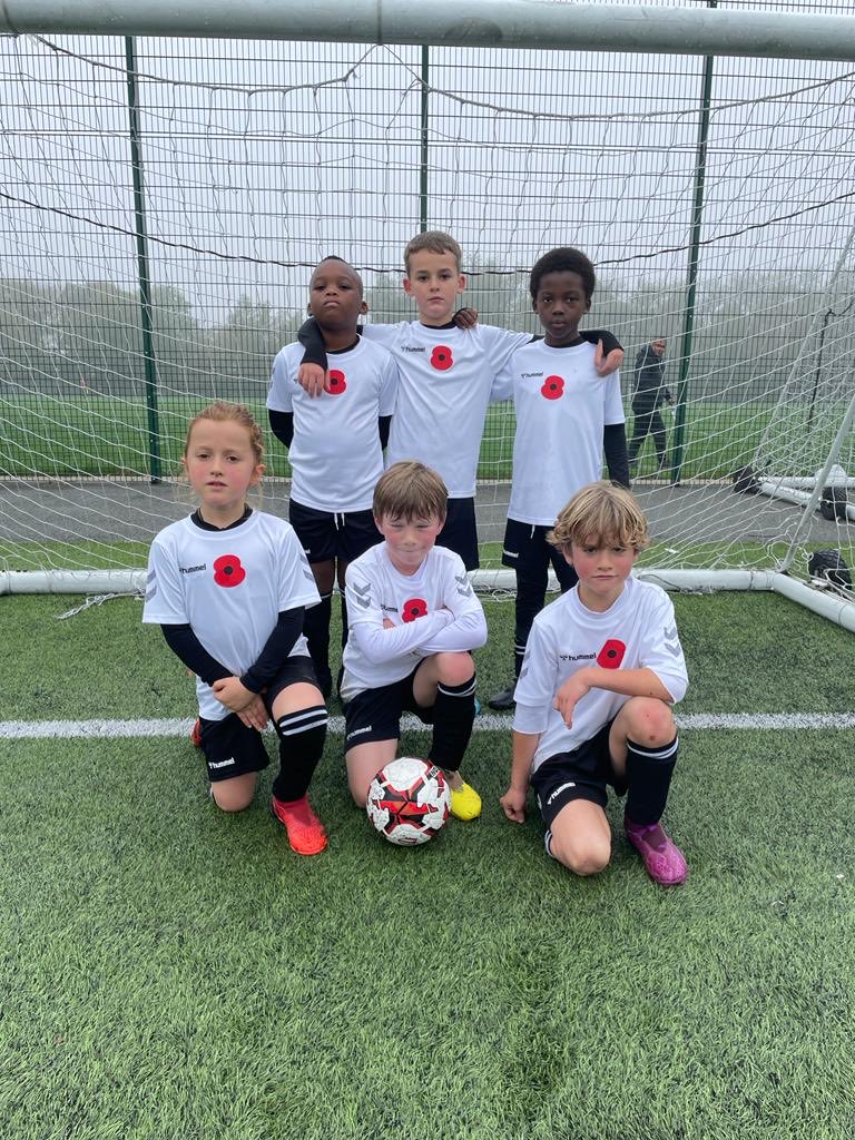 ryanfc1995's tweet photo. Great picture of the Ryan FC u8s Blues today with the Poppy on the Training Tops and good result against our Ryan Red team 👏👏 https://t.co/ljw9XuoG56