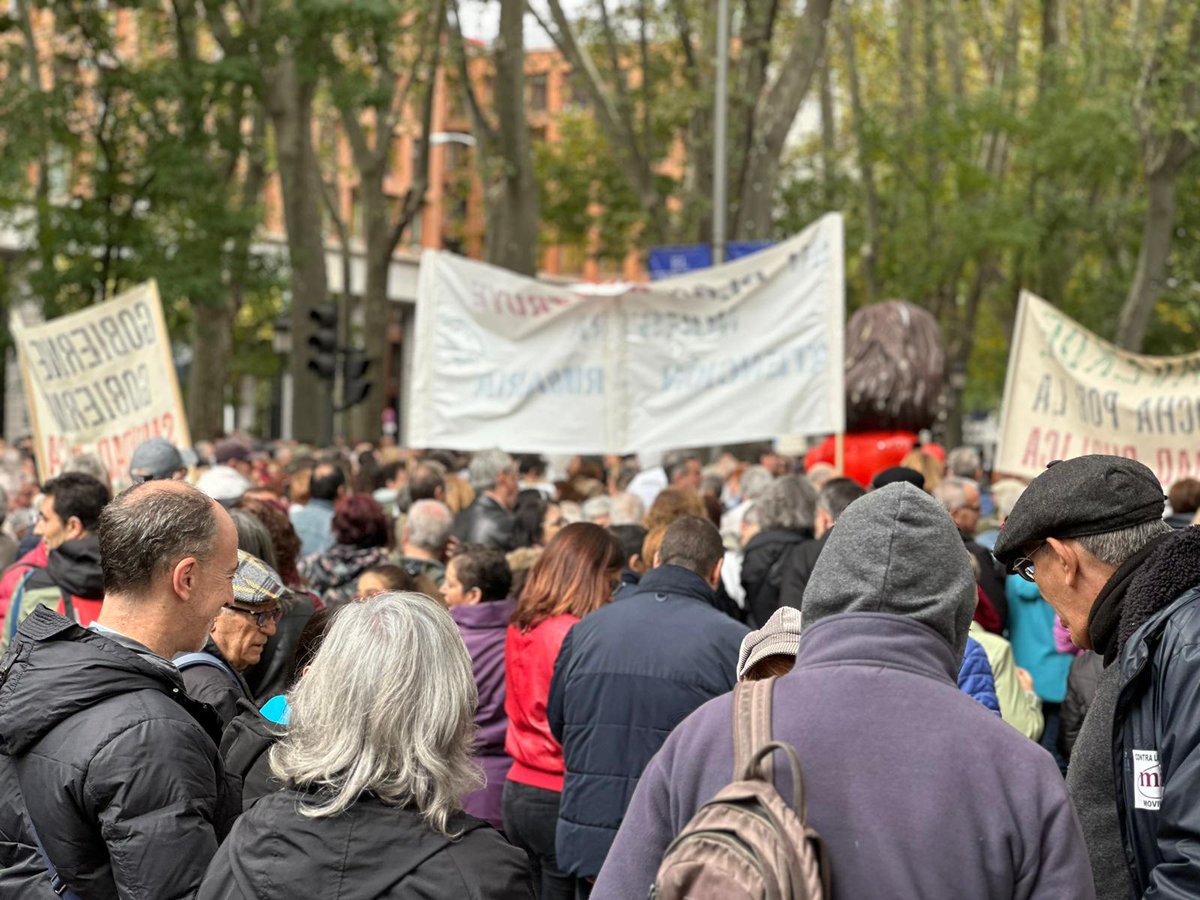 La_SER's tweet photo. 🔴Miles de personas recorren las calles de Madrid para reivindicar una sanidad pública de calidad y denunciar la precariedad de los sanitarios

📸@Casal 

https://t.co/DSk5Gd8OqI https://t.co/jVjkzgmm9O