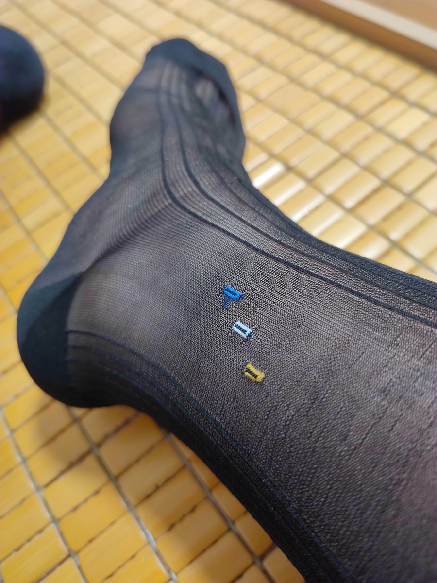 vinker17's tweet image. 不是袜控😗，就是有位最近在聊的推友的喜好吧，他发了些图，感觉自己好像不回点图有点不好意思😑，所以找出以前买的袜子拍了一组。然后觉得发出来吧，应该会有喜欢的🤔。--努力尝试和陌生人聊天的猪先生