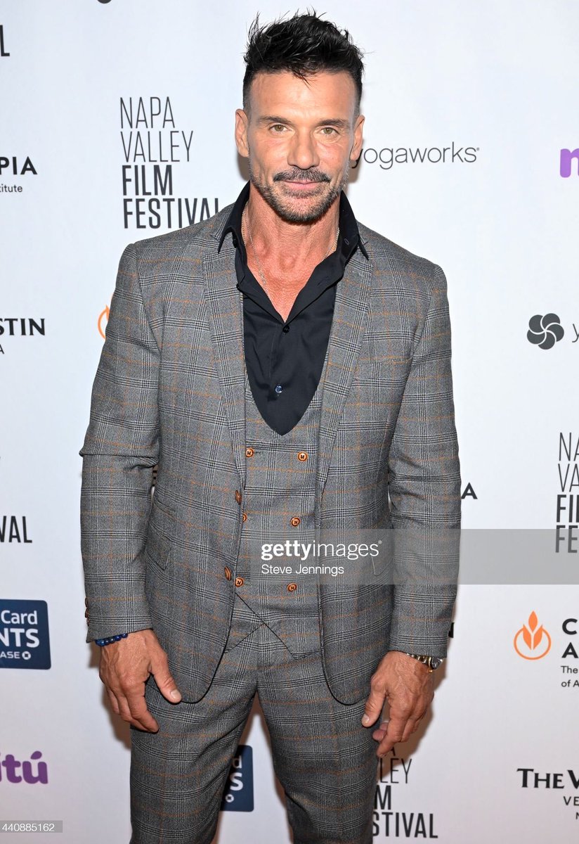 lesnoielf's tweet photo. Вот просто шикааарен в тройке! Умираю 😭😭😭
/Photo by Tim Mosenfelder for Getty Images and by Steve Jennings for WireImage
#NVFF
#FrankGrillo https://t.co/YYn74LPNAR