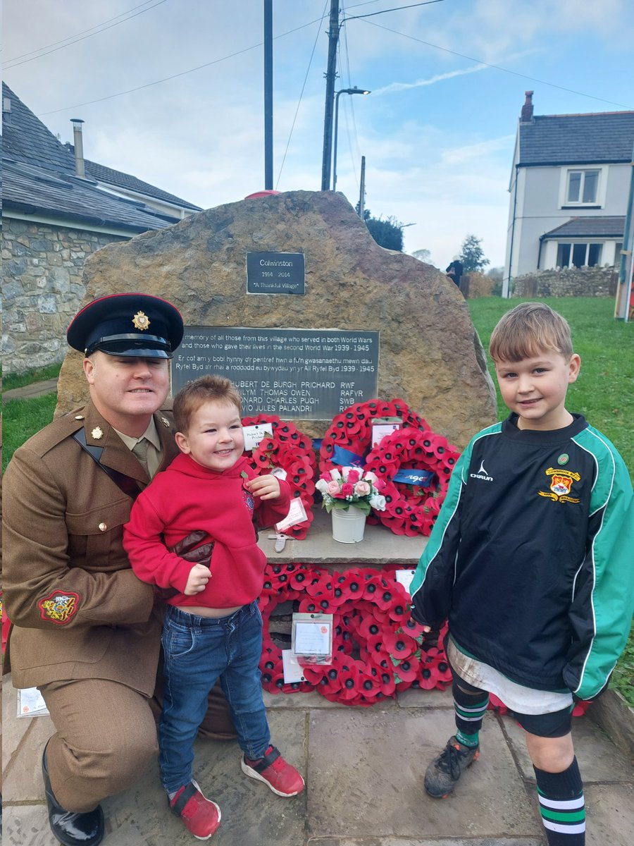 xXxGemx's tweet photo. Laying the wreath for @StDavidsCIW in Colwinston Remembrance service #WeWillRememberThem https://t.co/JtGGVggSOX