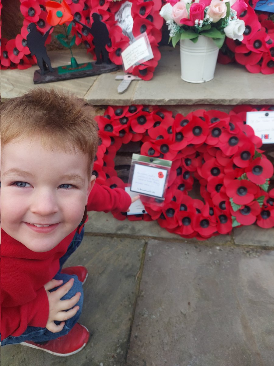 xXxGemx's tweet photo. Laying the wreath for @StDavidsCIW in Colwinston Remembrance service #WeWillRememberThem https://t.co/JtGGVggSOX