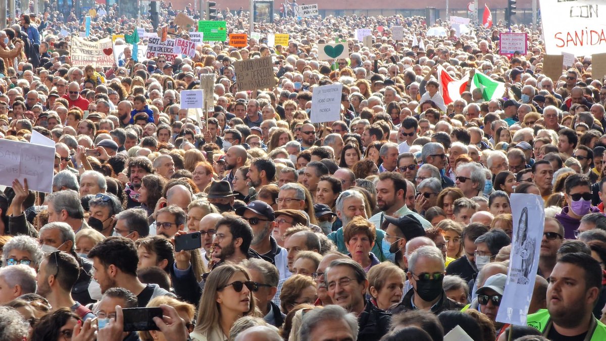 CCOOMadrid's tweet photo. ✊✊Madrid llena sus calles. @CCOOMadrid en la manifestación que está colapsando la ciudad. ¡Ayuso toma nota! exigimos sanidad pública, stop al maltrato de los profesionales de la sanidad y a la ciudadanía.
Salimos a la calle contra el Plan de Destrucción de la Atención Primaria. https://t.co/SbUuIQUudZ