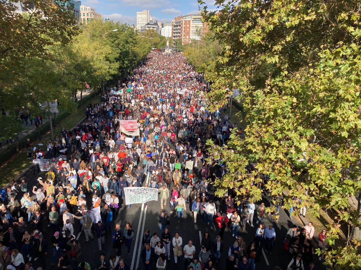 Miles de personas venidas de todos los pueblos de la Comunidad de Madrid arrancando la manifestación contra la política sanitaria de #DiazAyuso cuando las calles hacia Cibeles están desbordadas ya  #MadridSeLevantaEl13 #SanidadPublica #sanidadpúblicademadrid
Foto <a href="/AlvaroMin/">Álvaro Minguito</a>