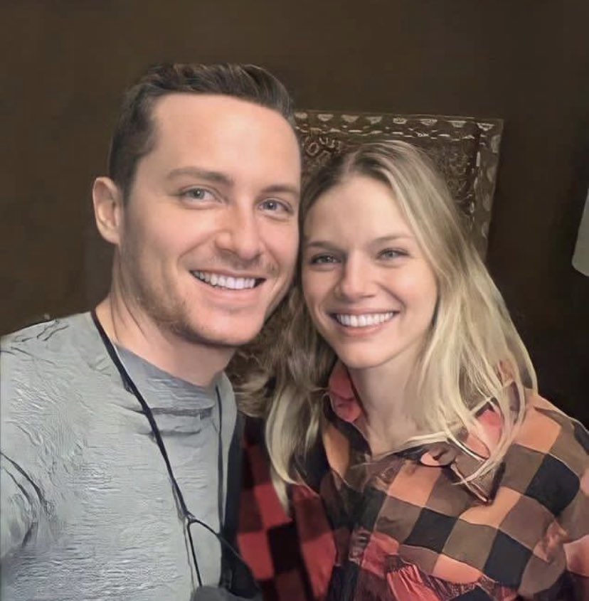 SarahHe39309165's tweet photo. It's Sunday its chill out day its time to watch old episodes with Jay & Hailey in #missingjayhalstead #missingupstead #weloveyoujesse #weloveyoutracy #UpsteadForever #upsteadfor200th https://t.co/8BxWGKiUak