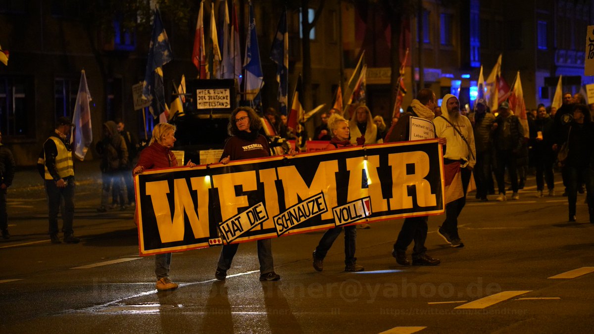 An einem von #Neonazis organisierten Aufmarsch in #Erfurt beteiligten sich gestern rund lediglich 2.000 Personen, statt der angemeldeten 10.000. Wegen einer Blockade musste die Demo eine andere Route nehmen.
Hier gibt's meine Fotostrecke:
flickr.com/photos/lionelc…
#ef1211