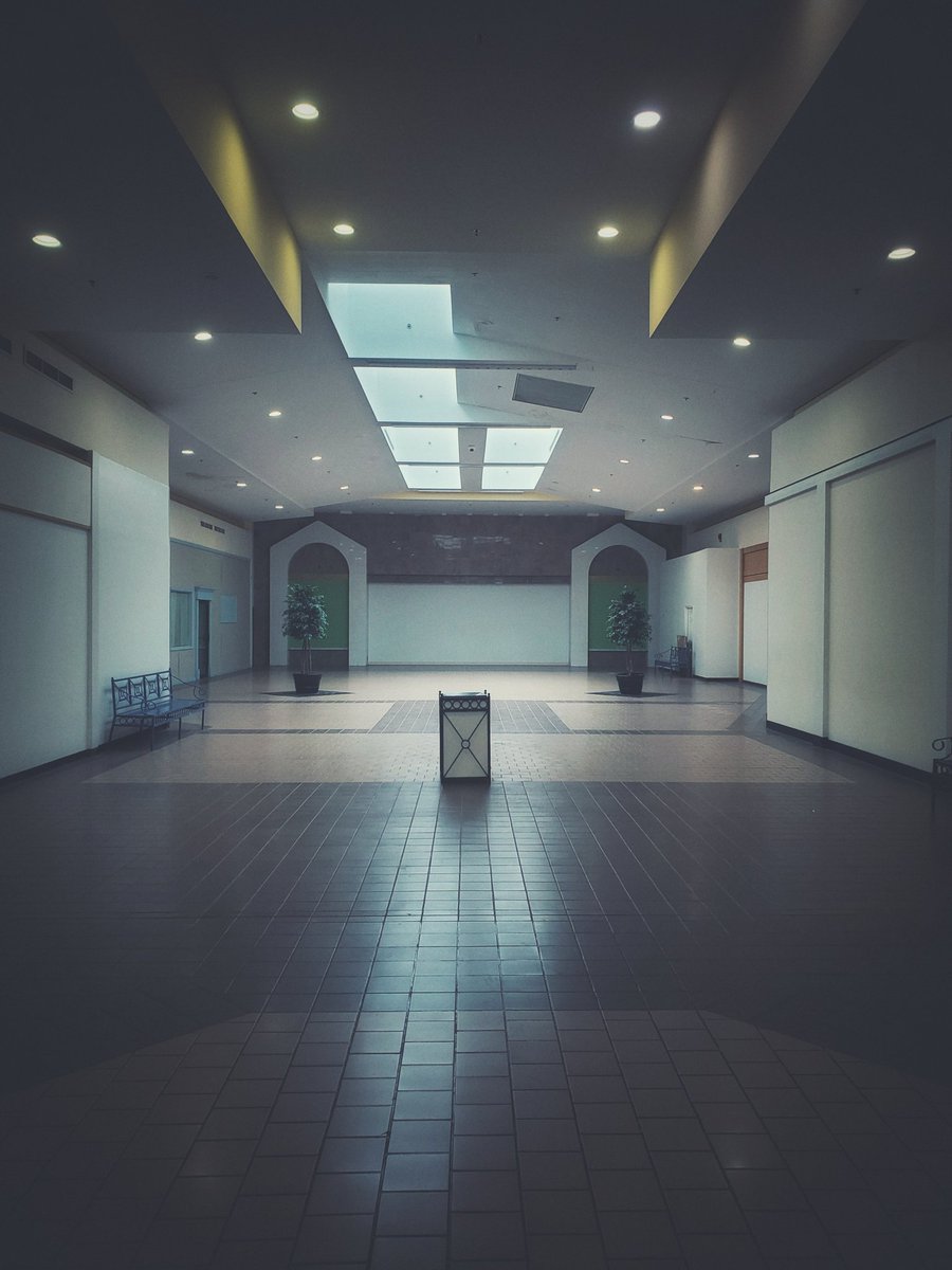 ForTheBrandon's tweet image. #dyingmall #deadmall #liminalspace
