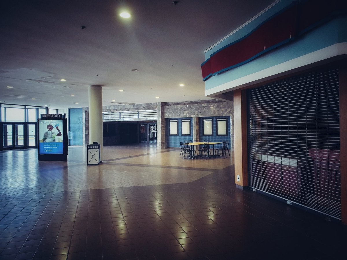 ForTheBrandon's tweet image. #dyingmall #deadmall #liminalspace