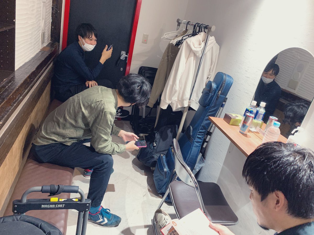 100ybk's tweet photo. セットリスト

1.Sunset/Reset
2.Melting Ice
3.蒼の航路
4.Transit my destiny
5.時空飛行
6.Coldhand
7.流星の兵団

百様箱は今年で結成して10年。
結成して最初に作った曲「流星の兵団」を本日最後に演奏させていただきました😊

📸楽屋でくつろぐ百様箱 https://t.co/khDQR6Ktg3