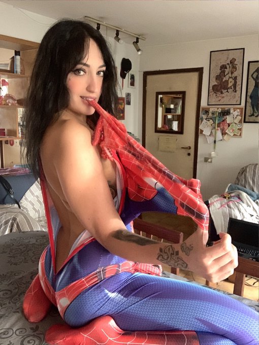 Rt if you desire to be catch in my net 🕸️🕷️ https://t.co/FTNOrRnMhu<a href="/tag/halloween"class="tags"><span>#halloween</span></a>