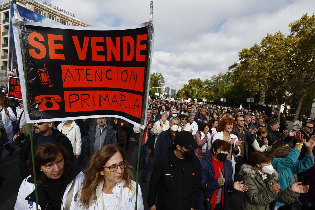 elconfidencial's tweet photo. 'Madrid se levanta por la sanidad pública' es el lema oficial de la concentración contra la gestión del Gobierno de Ayuso, convocada por la polémica apertura de los centros de urgencia y el colapso de la Atención Primaria
https://t.co/6Yd8AF8Epx https://t.co/Ysg6YULxsP
