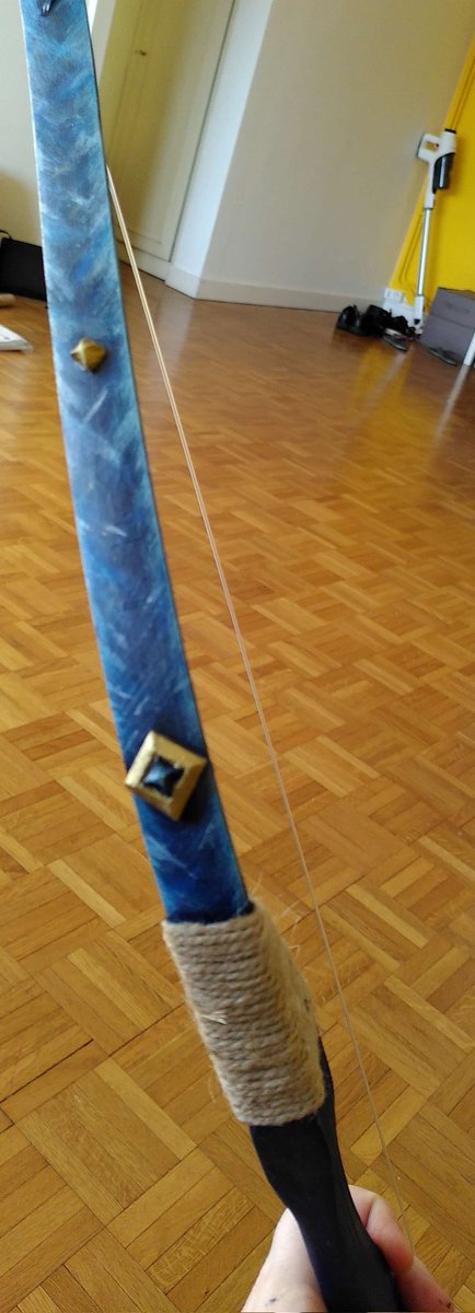 Woonwinze's tweet photo. J'ai acheté un arc en bambou pour enfant et l'ai customisé : peint en différentes nuances de bleu pour rappeler la glace et rajouté des détails en mousse dessus. https://t.co/tTpn0vX6bG