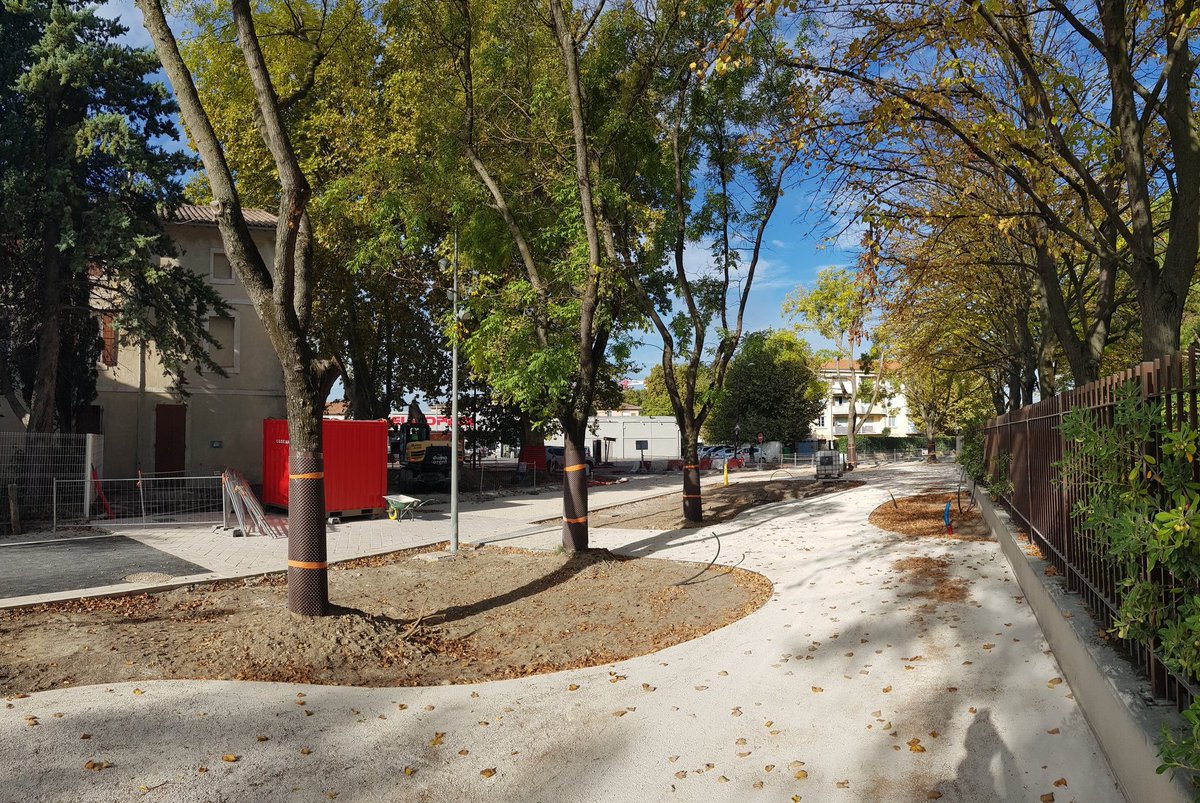 Les travaux de requalification de l'av Moulin Notre Dame sur #Avignon avancent bien !
Création d'une zone de rencontre aux abords Parc Abbaye avec réduction voies circulées, élargissement trottoirs, création plateaux piétons, matériaux qualitatifs/infiltrants et végétalisation 🌿