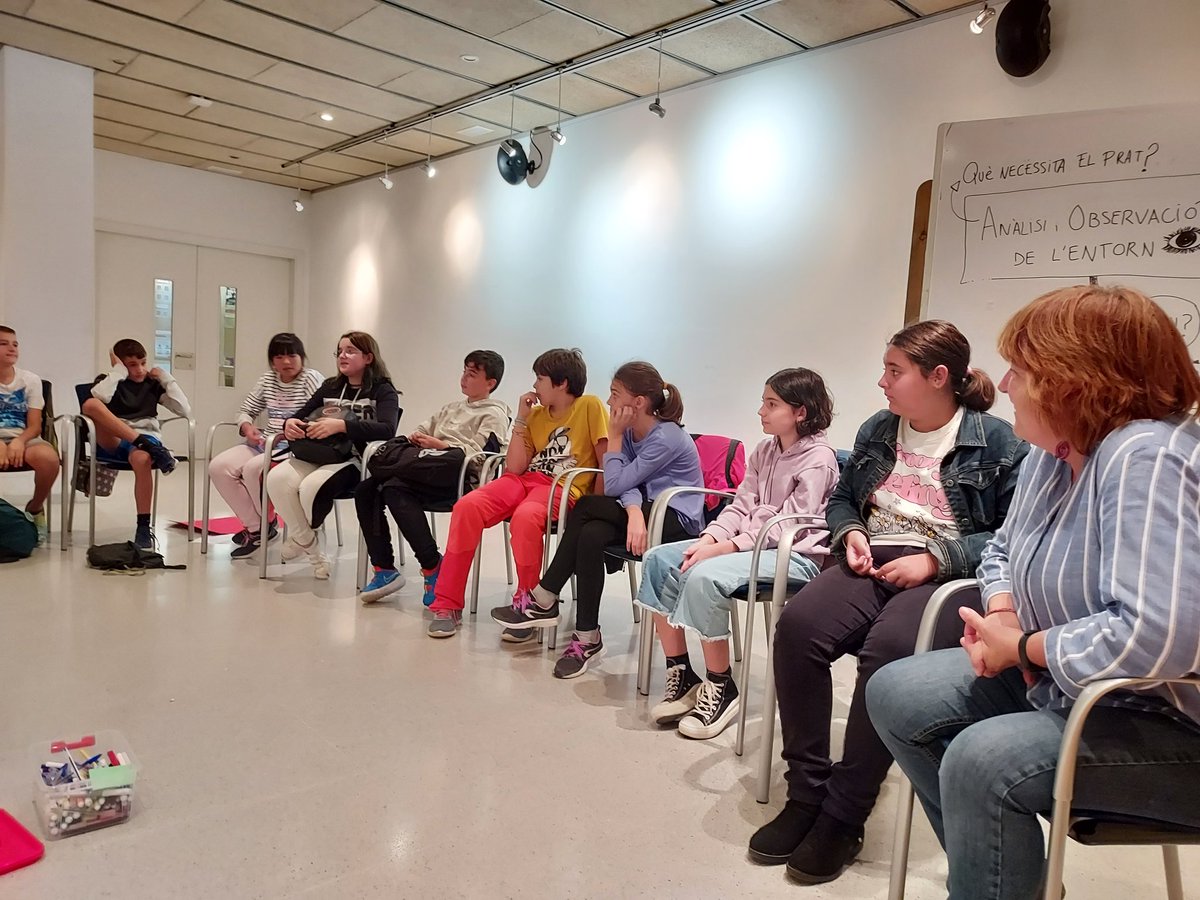ElPratEducacio's tweet photo. El Consell dels infants en marxa! Ahir es van reunir durant tot el dia per preparar la participació a la #MostradEntitats, establir acords de convivència i triar temes d'interès per treballar durant el curs. Per la tarda, intercanvi amb la Tinenta d'alcalde @pilar_eslava #PLIA https://t.co/xDIbHHiCiN