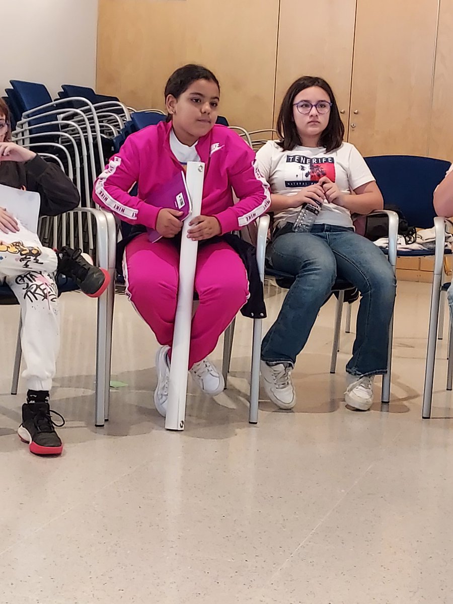 ElPratEducacio's tweet photo. El Consell dels infants en marxa! Ahir es van reunir durant tot el dia per preparar la participació a la #MostradEntitats, establir acords de convivència i triar temes d'interès per treballar durant el curs. Per la tarda, intercanvi amb la Tinenta d'alcalde @pilar_eslava #PLIA https://t.co/xDIbHHiCiN