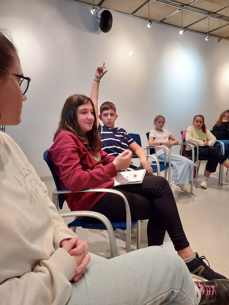 ElPratEducacio's tweet photo. El Consell dels infants en marxa! Ahir es van reunir durant tot el dia per preparar la participació a la #MostradEntitats, establir acords de convivència i triar temes d'interès per treballar durant el curs. Per la tarda, intercanvi amb la Tinenta d'alcalde @pilar_eslava #PLIA https://t.co/xDIbHHiCiN