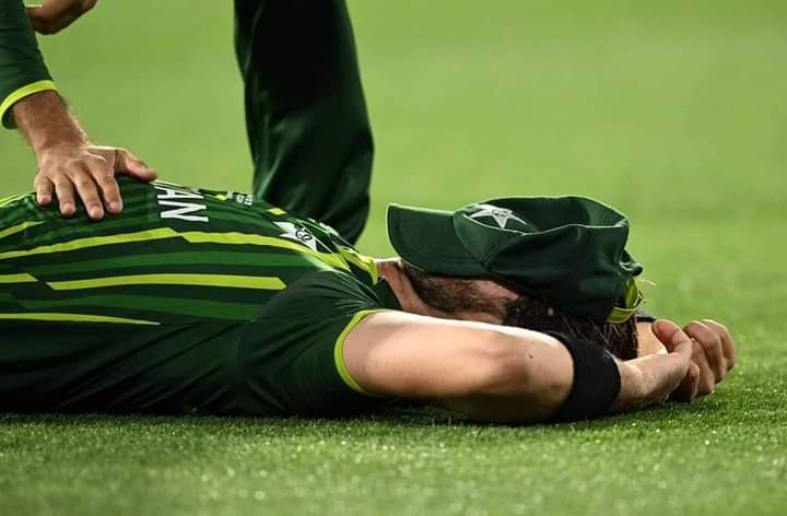 BahriaTweets's tweet photo. Shaheen Afridi injury 🩸 cost us world cup.
Shaheen missed out 2 overs due to injury and we missed world cup because of this.
#PakvsEng2022 #ShaheenShahAfridi #ENGvPAK https://t.co/yUovm1i3ZO