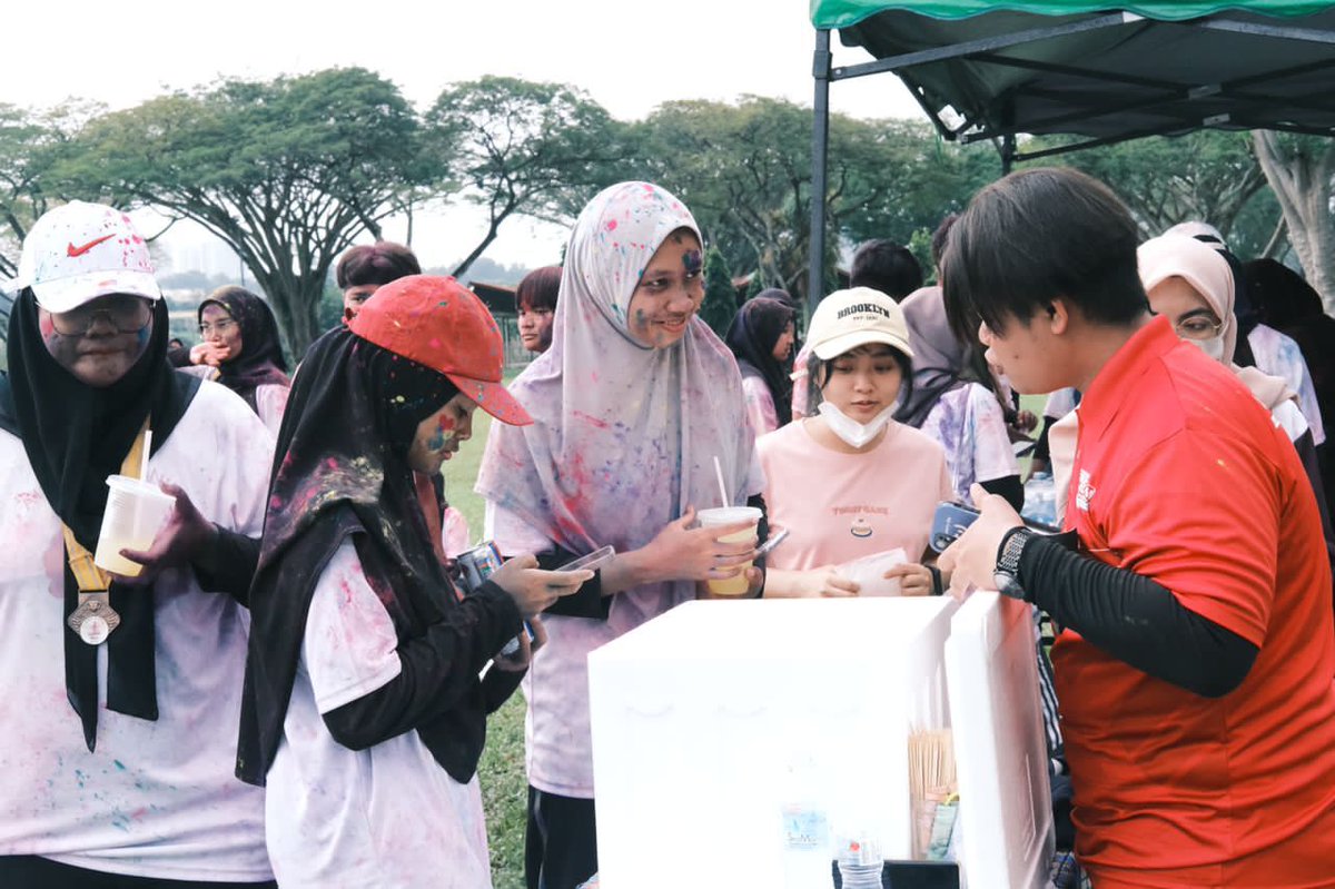 PawangPower's tweet photo. Pawang Power Production rocked it today with its fruit booth at Aishah Ghani's colour run!
Thank you to all the lovely ghosties who supported us!
We appreciate it!
Love,
Pawang Power Production 👻
•
#PAWANGPOWER | #TGATG
#BBL4401 #UPM #AUDITION #THEATRE #STAGEPLAY #FRUITBOOTH https://t.co/GFCMGSiY7A
