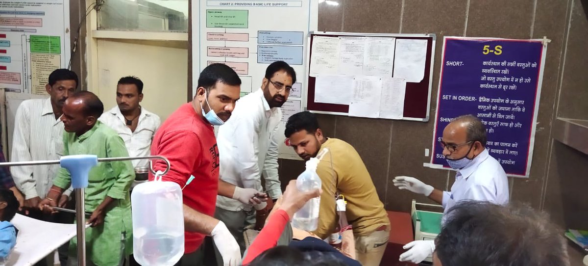आज बस दुर्घटना में घायल मरीजों को अशोकनगर जिला अस्पताल में भर्ती कराकर उनका उपचार शुरू करवाया ओर सभी घायलों को समुचित उपचार के लिए डॉक्टरों को निर्देशित किया साथ ही परिजनों को हर संभव चिकित्सीय सहायता दिलाने का भरोसा दिलाया।