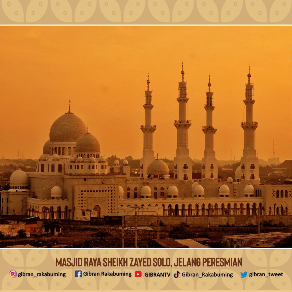 gibran_tweet's tweet photo. Intip indahnya arsitektur Masjid Raya Syeikh Zayed Solo, yang besok akan diresmikan oleh Presiden Jokowi dan Putra Mahkota Uni Emirat Arab Sheikh Mohammed bin Zayed Al Nahyan. https://t.co/zo9CLInzs3