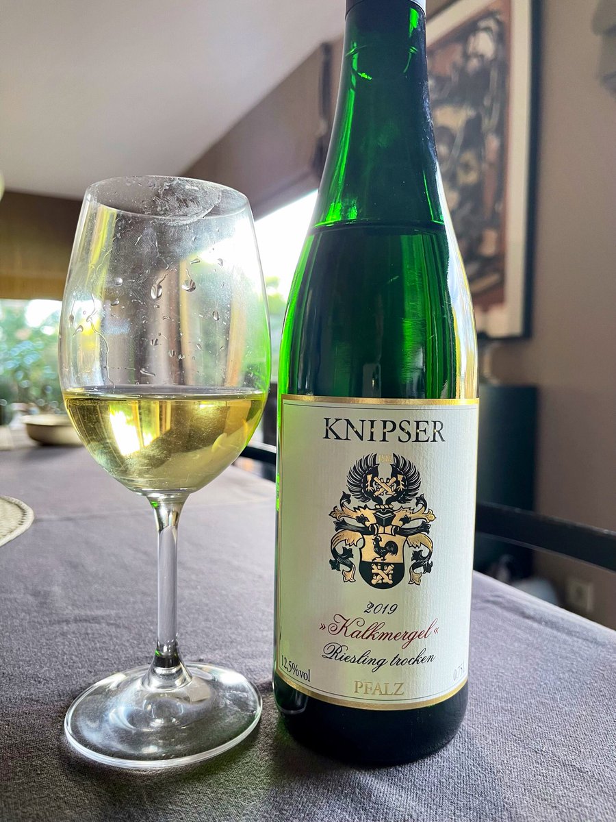 #2ndServing #ChoucrouteAuRiesling #PotatoMash #Riesling #Kalkmergel #Knipser
Does’nt it taste better on the 2nd day?
Truly enjoyed it and delighted by the crispy, zesty, fruity, mineral and acidic 2019 Kalkmergel Riesling by grandmaster Knipser. From our beloved Pfalz, 12,5%ABV.
