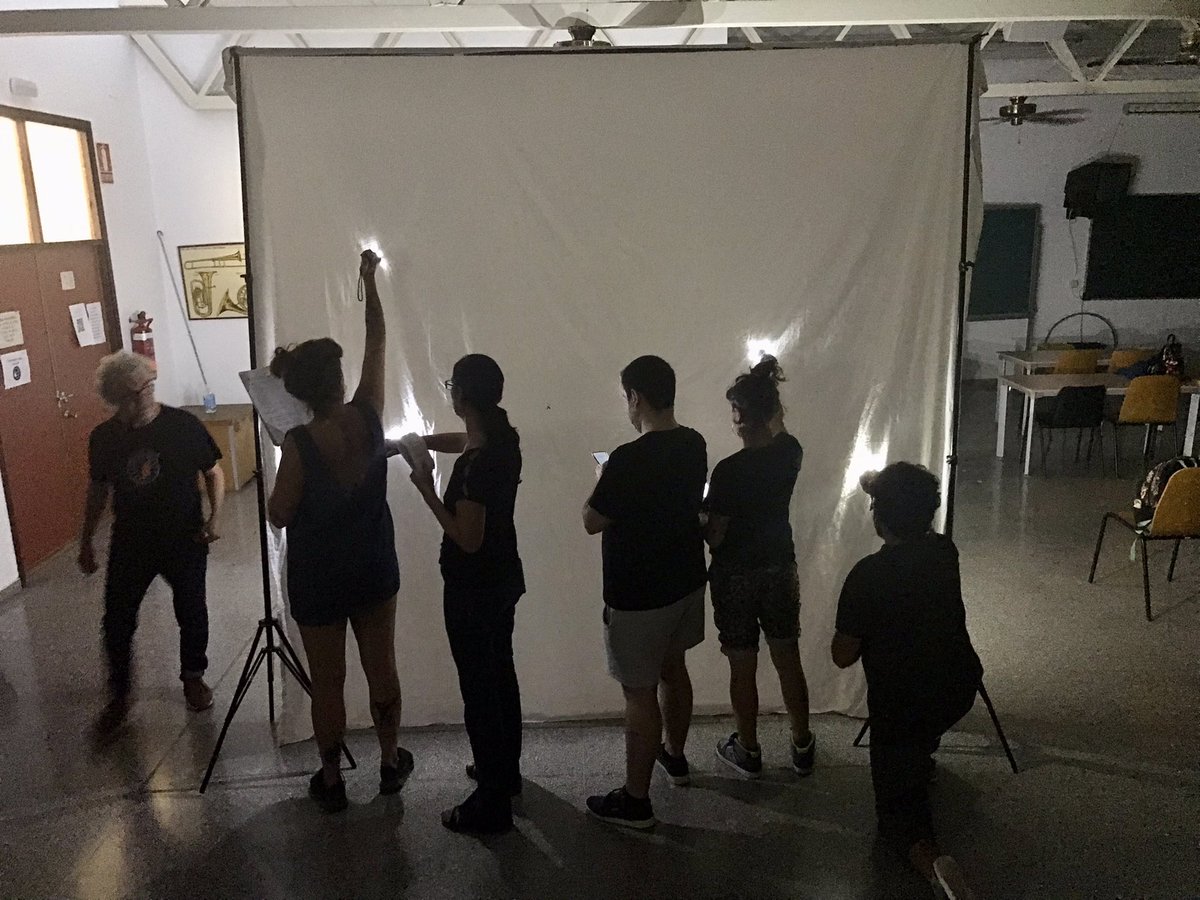MTeatroAplicado's tweet photo. Continúan los ensayos de la conferencia teatralizada “Lorca: caminos del tiempo” 
📅19/11/22 a 17:00h
📍Argelès-Sur-Mer
💡Asociación #FFREEE #LaRetirada 
🗓Dramaturgia: alumnado y profesorado @MTeatroAplicado 
👉🏽Dirección: #teatresdelallum
Documentación:
🔗https://t.co/ZlJGDFICVL https://t.co/YxQMR9DkEc