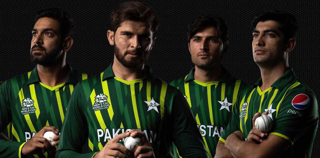 RaadiOfficial's tweet photo. We lost in final but this fast bowling attack is the one we didn't observe before. Fierce bowling, speed, swing, wickets - all what you can expect from the best fast bowler and here we had four in one frame.

#EngvsPak
#ShaheenShahAfridi https://t.co/sBYLC5zHSV