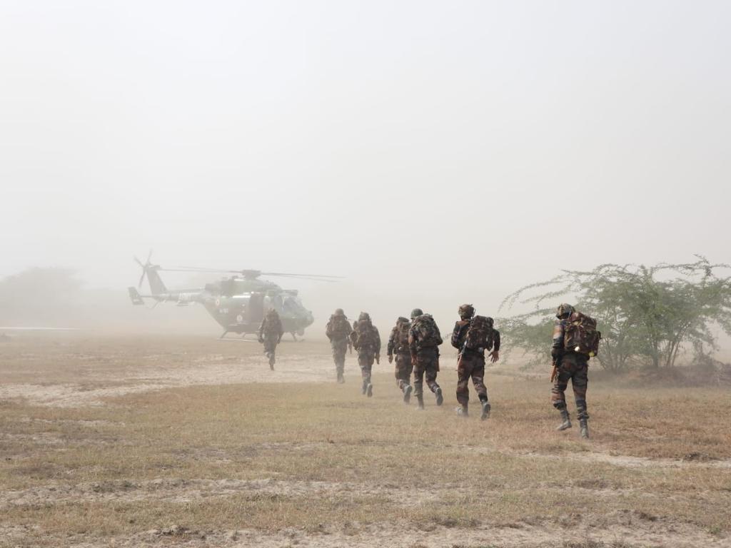 westerncomd_IA's tweet photo. #ExDhruvShakti
#GoldenArrowDivision 
#SehjraBrigade conducted joint training with #Helicopters from #ArmyAviationCorps for #HeliborneOperations behind the enemy lines thereby showcasing their tactical skills and operational readiness.
#IndianArmy
@SpokespersonMoD
@adgpi https://t.co/WQ7UntS3pC