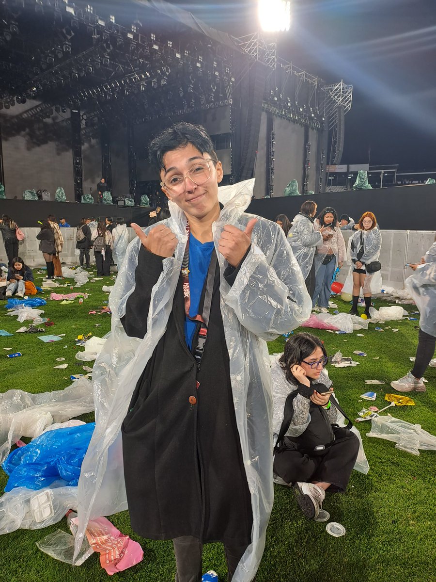 valesanabria_'s tweet photo. Pasé un infierno, viajé más de 48 horas en bus, cruce dos países,  me cancelaron el hostel, caminé de una punta de Santiago a la otra por 2 horas para llegar al Estadio y que nos hagan pasar esta pesadilla. Una verdadero abuso hacia los artistas y hacia nosotros
#MusicBankinChile https://t.co/LTGljN0zEb