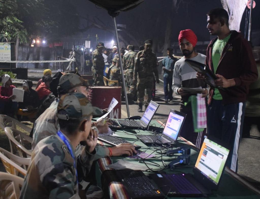 westerncomd_IA's tweet photo. #VajraCorps #DefendersOfPunjab The #GeneralOfficerCommanding visited ongoing #Agniveer #RecruitmentRally at #Ferozepur. He appreciated the high standards of conduct & the exuberant spirit & tenacity of the aspirants.
#IndianArmy
#InStrideWithTheFuture
@SpokespersonMoD
@adgpi https://t.co/4jtG1wu5Ji