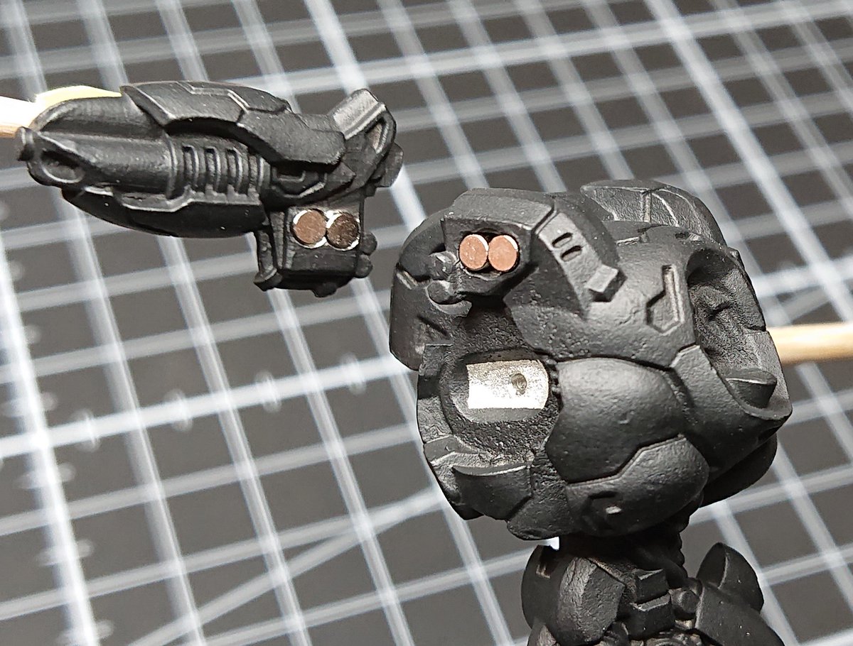 BULKninjin's tweet image. ファイアブランドのマグネタイズ
武器が自重で回転しないように
Φ2の磁石を2つ並べたよ！
これでバッチリだったのでオススメ
#ウォーキャスター
#warcaster