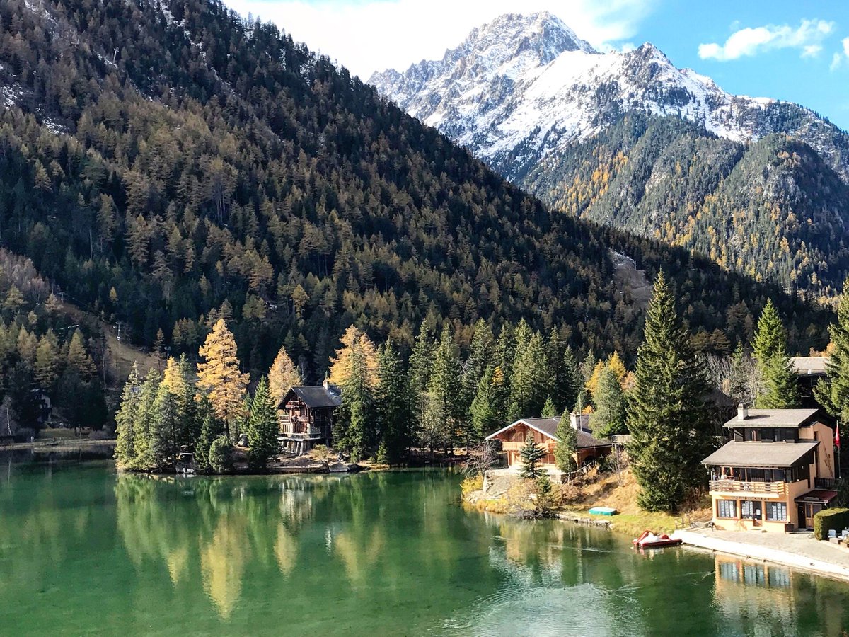 Is this amazing chalet with lake views, a jacuzzi, sauna and direct proximity to a ski area in 👇🏼 A: Canada B: Austria C: Switzerland Find out here: bit.ly/VrboUkLakeChal… Who is already packing their bags? 😍