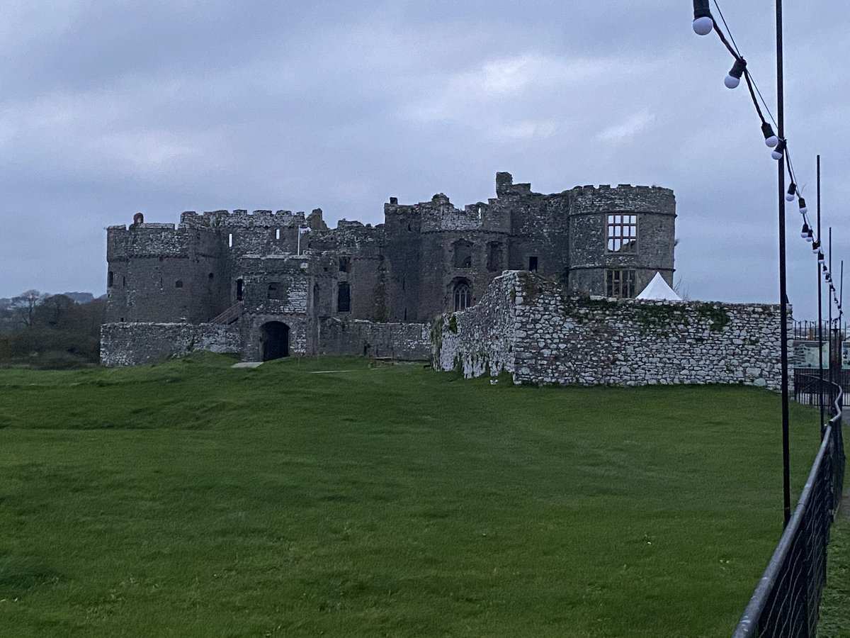 What better way to spend a Saturday evening than walking around the beautiful #Carewcastle followed by a pub visit, naturally 🍺