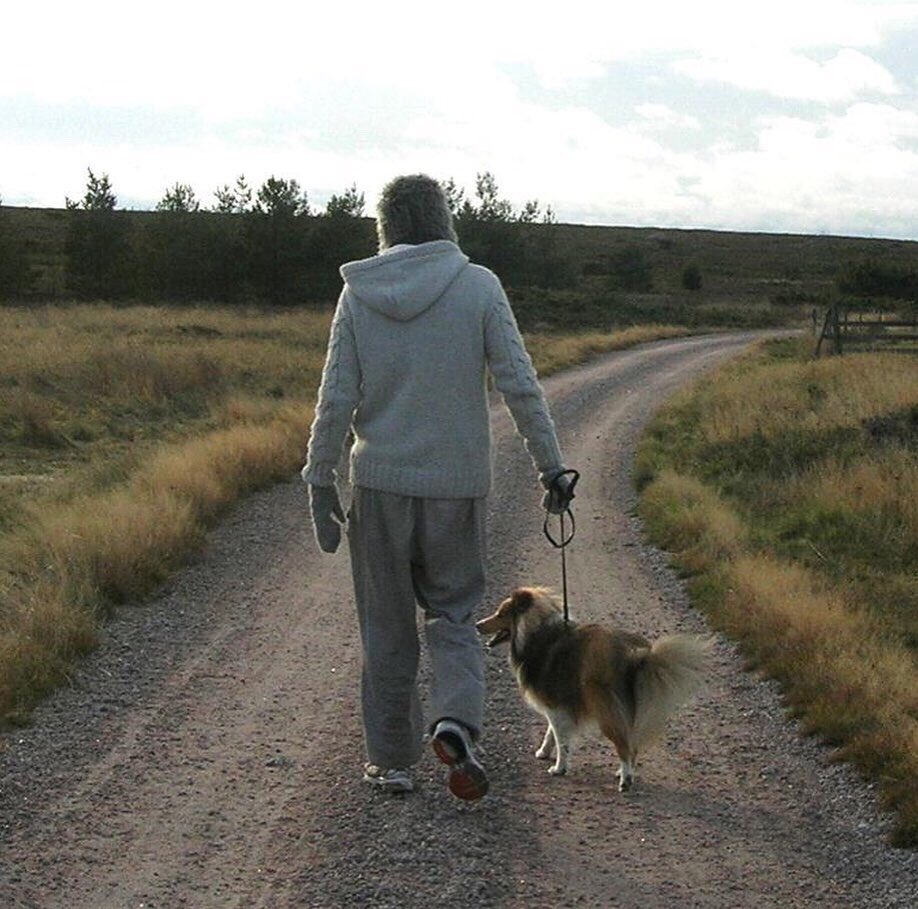 Hyvää isänpäivää kaikille! 😊🐾

KUVA 1: Koiraiskäni Roy ja minä.
KUVA 2: Iskä, minä ja elämän yhteinen polku.

#isänpäivä #pikkupapparainen