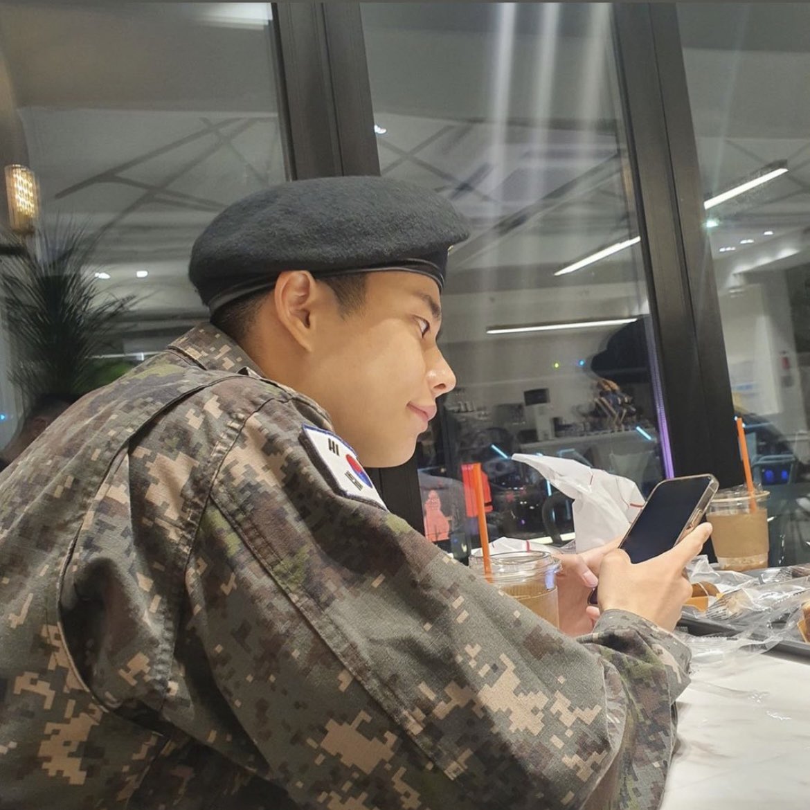 11A_Astro's tweet photo. 애깅😭💓 주말 잘 보내써~?~?

전투복+베래모 그리고.. 명준이 볼🫶🏻

극락 조합아니냐구 🥹💕

#김명준 #아스트로 #엠제이 #MJ #ASTRO https://t.co/clyyNGYPZk