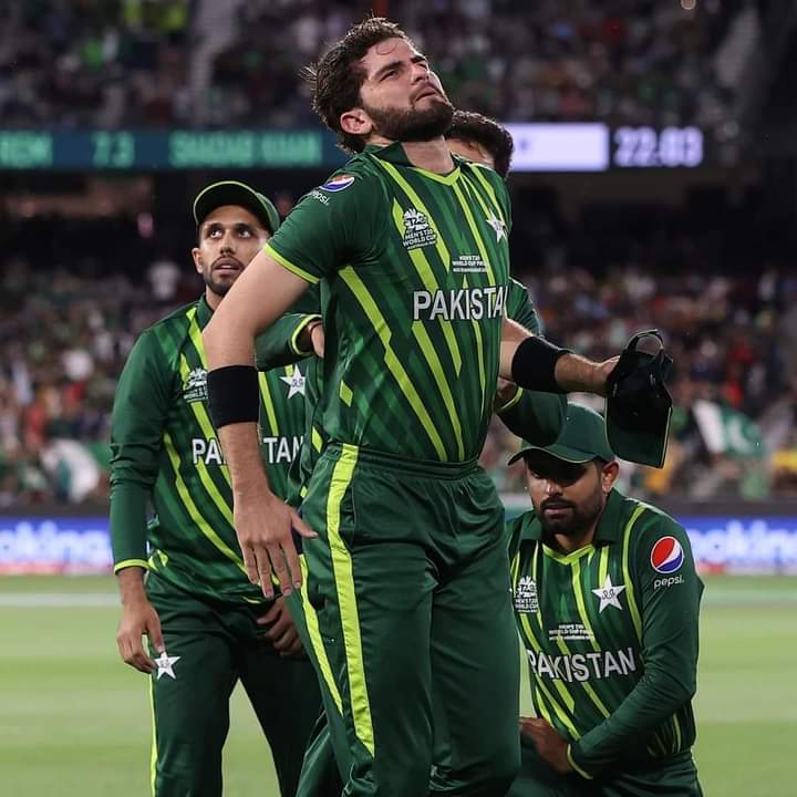 RaadiOfficial's tweet photo. Look into the eyes of Baber - when in a desert your last jar of water fell down, breaks and sand absorbs all the water. 💔

#EngvsPak 
#ShaheenShahAfridi https://t.co/8UtZJAN1FA
