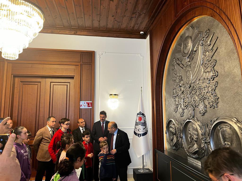 Dünya Çocuk Kitapları Haftası kapsamında kurumumuz istatistiklerine göre son bir yıl içerisinde en çok kitap okuyan kullanıcılar belirlenerek Valimiz Sn. İsmail USTAOĞLU tarafından  teşekkür belgeleri okullara da katılım belgeleri makamında takdim edilmiştir.