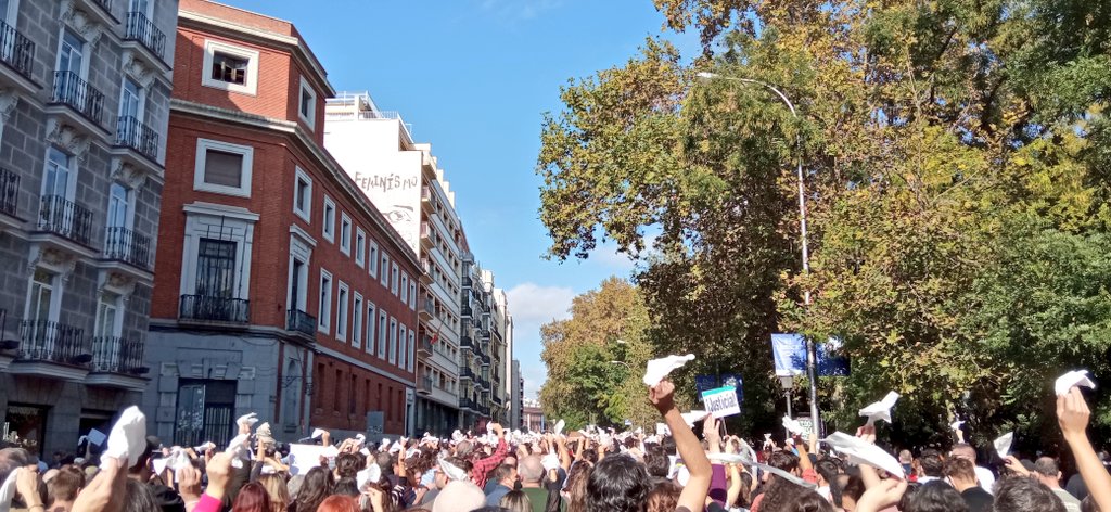 Qué bonito te pones Paseo del Prado cuando el Madrid que lucha te vuelve a llenar. #SanidadPublica #AyusoDimision