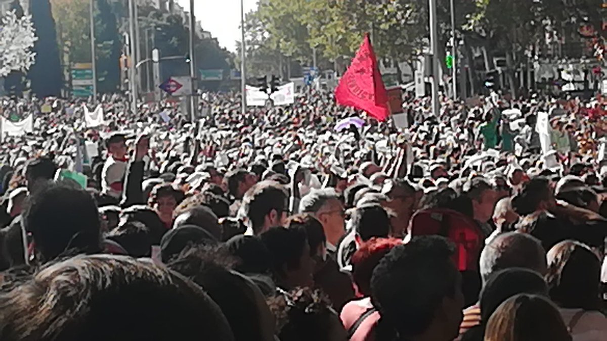RubenSanchezTW's tweet photo. El pueblo de Madrid está en la calle por su sanidad pública. Basta de insultar a sanitarios y pacientes. Hay que poner fin a estas despreciables políticas del PP que solo buscan enriquecer al sector privado. https://t.co/BAInq1E4w1