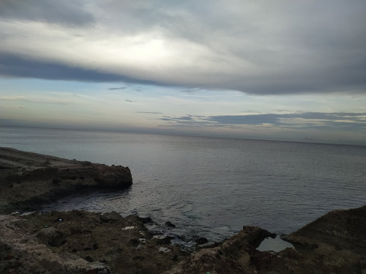 LunitaAnett's tweet photo. Me gusta fantasear con que voy a poder sentarme a mirar el mar de nuevo, pero está vez en una Cuba libre. https://t.co/vIVPhBRpw5