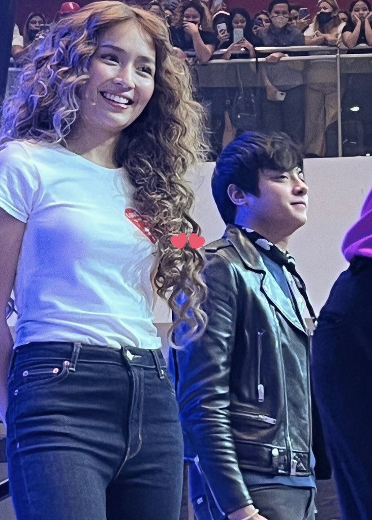 magagalit ba ang money gram kung sa mga ngiti niyo ako magpapadala? hahahahaha so happy to see you happy, kathniel 😍💙 @bernardokath @imdanielpadilla #2GoodMallShow2Remember