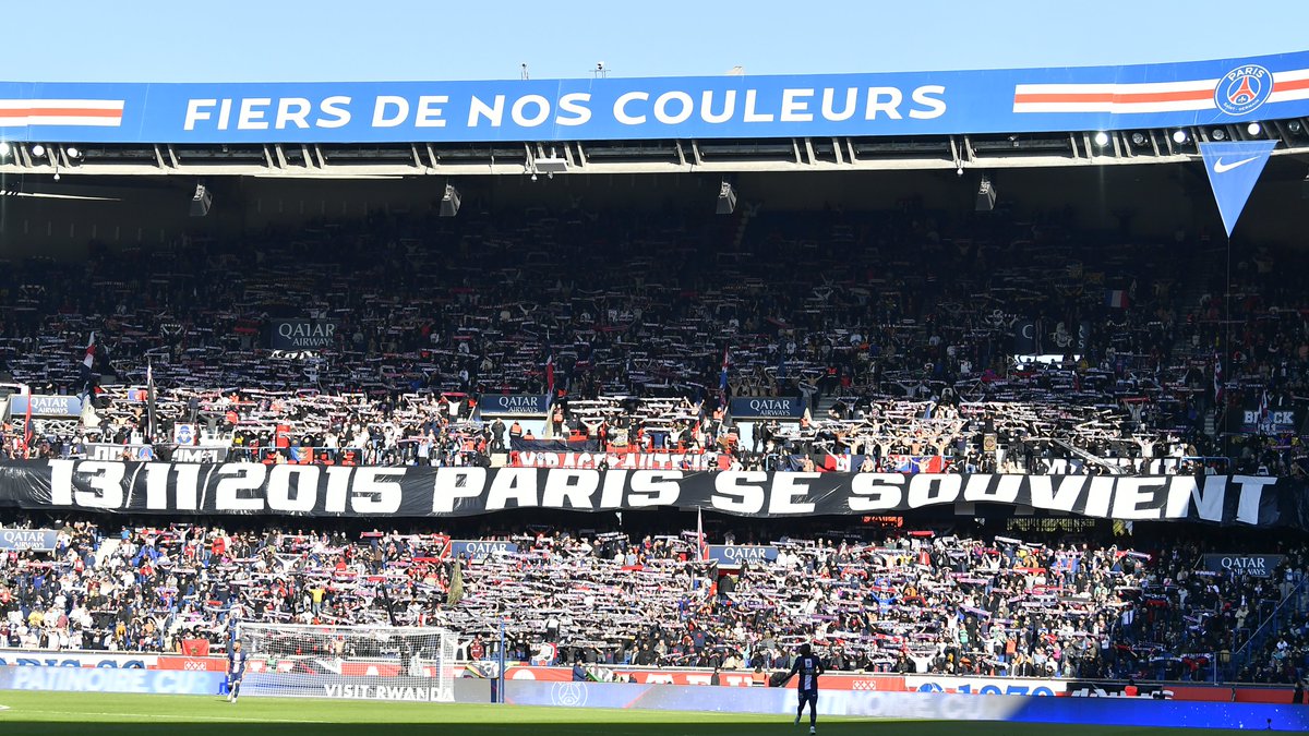 PSG_inside's tweet photo. L'hommage du Collectif Ultras Paris aux victimes des attentats du #13Novembre2015. ❤️💙

#PSGAJA https://t.co/RNyeBBidQ2