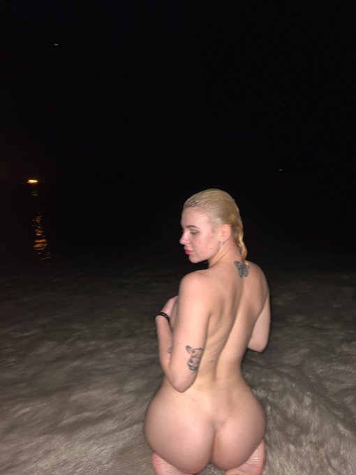skinny dipping in miami 😻 https://t.co/ZB85x7xV7x