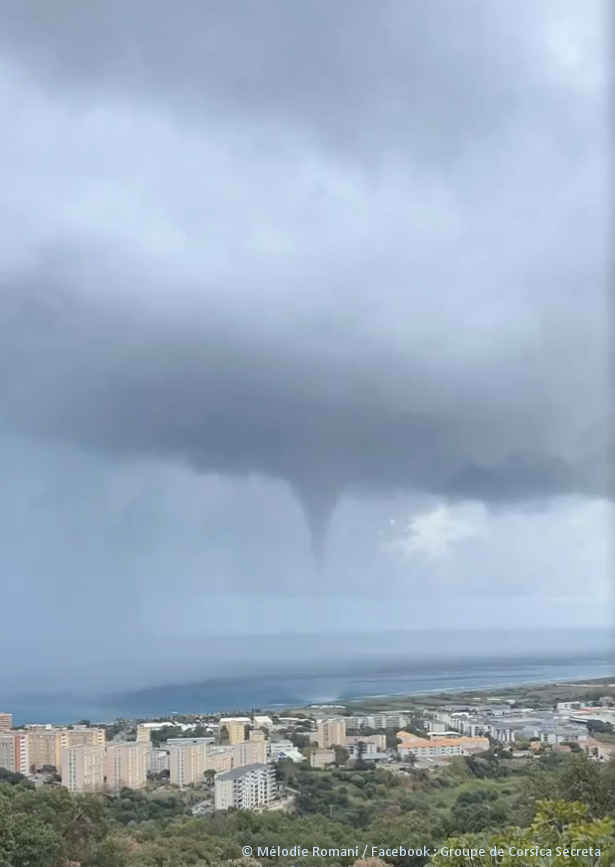 Une #trombe marine s'est échouée sur le littoral de Haute-Corse, au sud de #Bastia ce dimanche vers 14h23. Le tourbillon, filmé, semble avoir conservé temporairement une influence au sol lors de son entrée dans les terres. Capture vidéo Mélodie Romani   : 