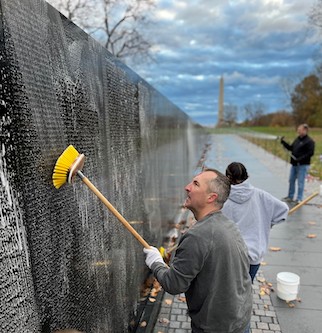 ASW_SOLIC's tweet image. In commemoration of #VeteransDay teammates from ASD(SO/LIC) had the honor of supporting the preservation of the @VVMF this morning.  Thank you to @NationalMallNPS for giving us the opportunity.