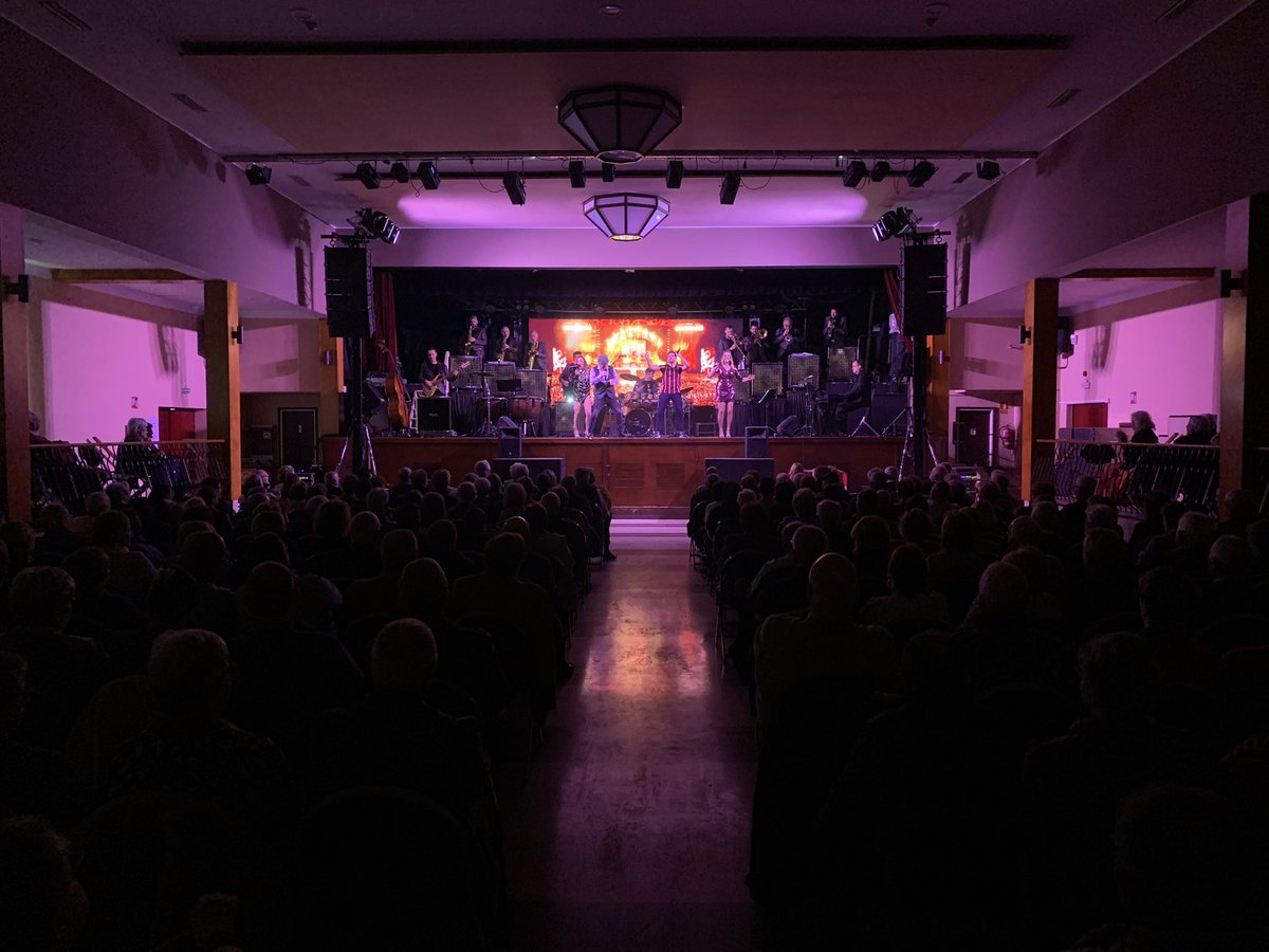 ajperalada's tweet photo. 🎤 En un centre social ple de gom a gom, La Principal de la Bisbal està fent les delícies dels assistents en el concert de Festa Major.
I a la tarda segueixen amb:
17h | Sardanes - Plaça Gran
19:30h | Ball - Centre Social https://t.co/5GE4AvPFHc
