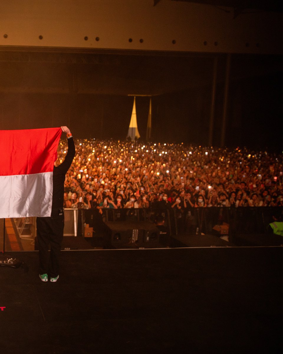 thisisLANY tweet picture