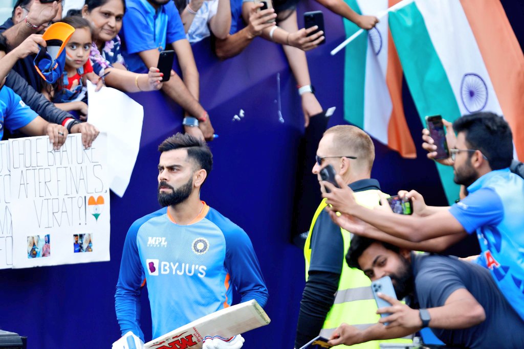 AkshatOM10's tweet image. It's doesn't matter that he didn't got the Player of the tournament award. Man did his best, coming from a rough phase and becoming the leading run scorer of an ICC tournament. That's what Virat Kohli is.

One world cup campaign must be waiting for u king (🏆)

#T20worldcup22