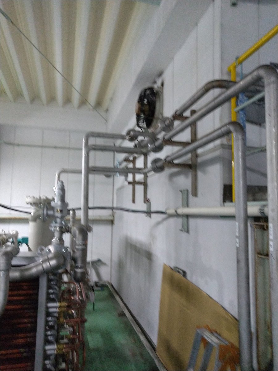 JS61778124's tweet photo. 機器更新工事２日目
配管加工接続をさせて頂き今回の工事を無事で終えることが出来ました。
協力していただいた業者さん本当にありがとう！ https://t.co/30xXp9bWth