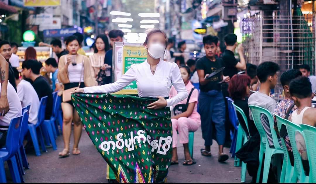 minn_robert's tweet photo. Yangon, Burma
Nov 13, 2022

Yangon Revolution Force and activists protest against the junta with hand banner at famous places across Yangon.

Such a brave work by our alliances in urban area under the CCTV and junta brutality.
🔥🔥🔥
#WhatsHappeningInMyanmar
(1/2) https://t.co/oz6bbulBgz